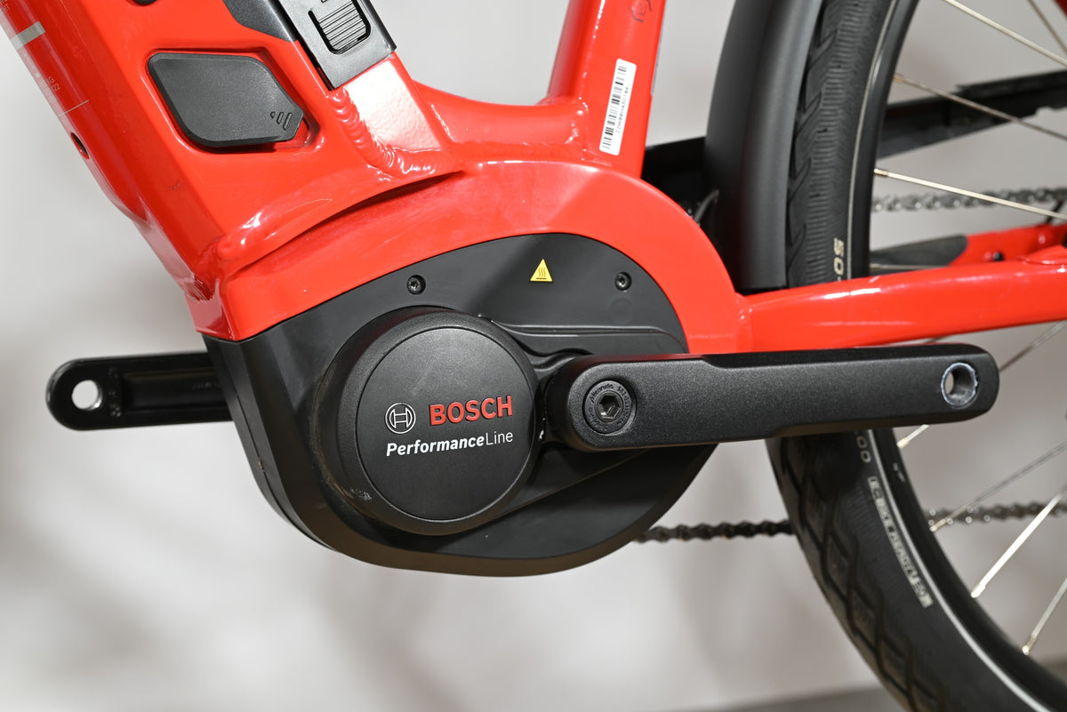 Moteur électrique Bosch Performance Line rouge sur vélo électrique Victoria E-Trekking 8.8 de Loop Sports