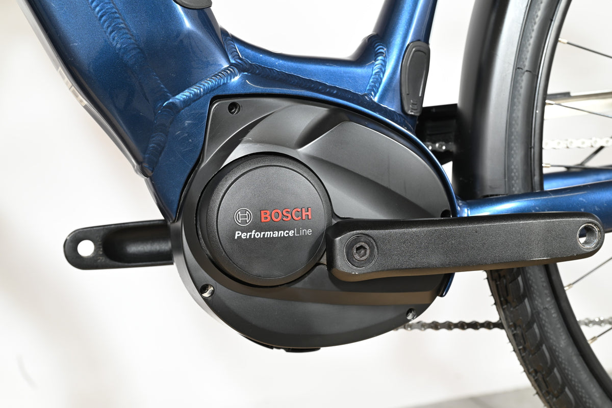 Moteur électrique Bosch Performance Line sur cadre de vélo bleu Loop Sports