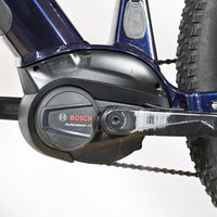 Moteur Bosch Performance Line sur cadre de VTT électrique bleu pailleté Loop Sports