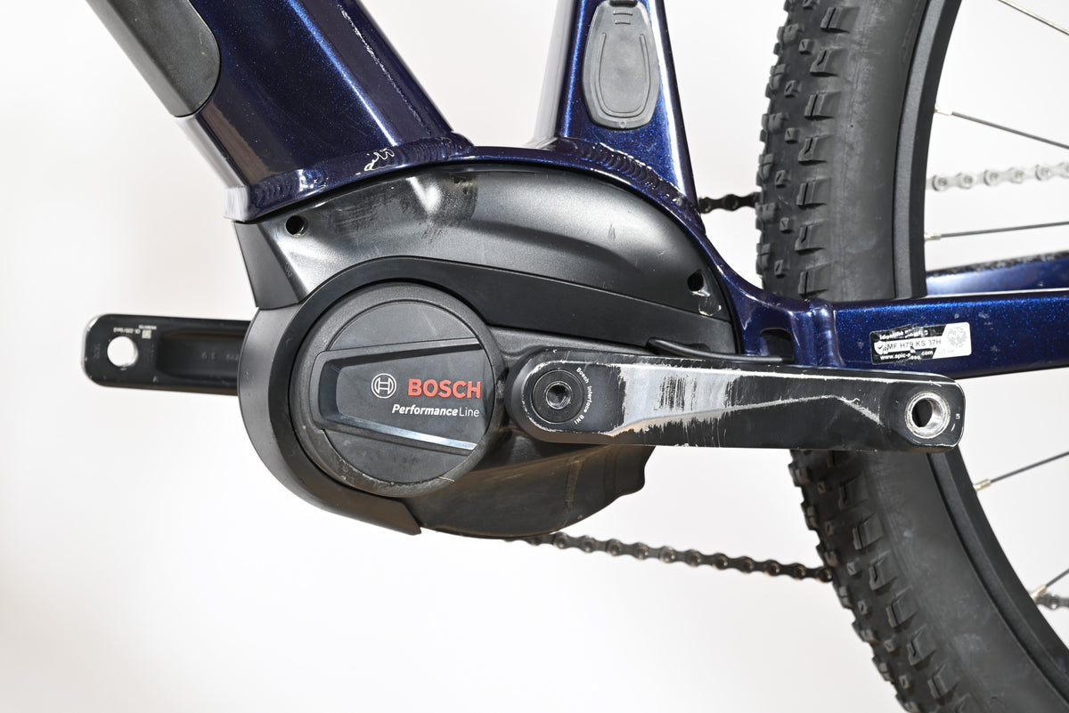 Moteur Bosch Performance Line sur cadre de VTT électrique bleu pailleté Loop Sports