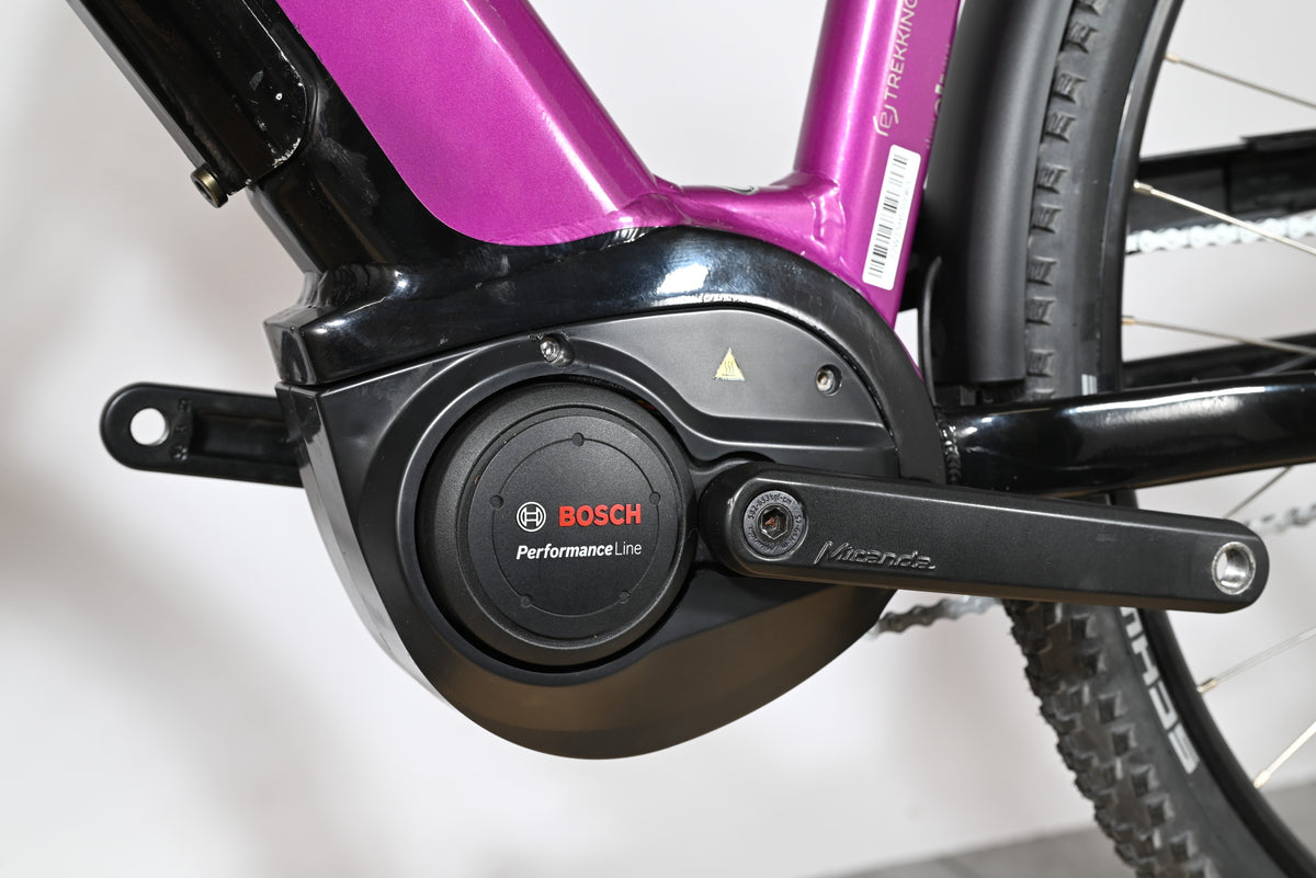 Moteur électrique Bosch Performance Line sur cadre de vélo violet Loop Sports Victoria Trekking