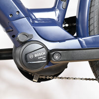 Moteur électrique Bosch Active Line Plus sur cadre de vélo bleu Loop Sports Moustache Lundi 27.6