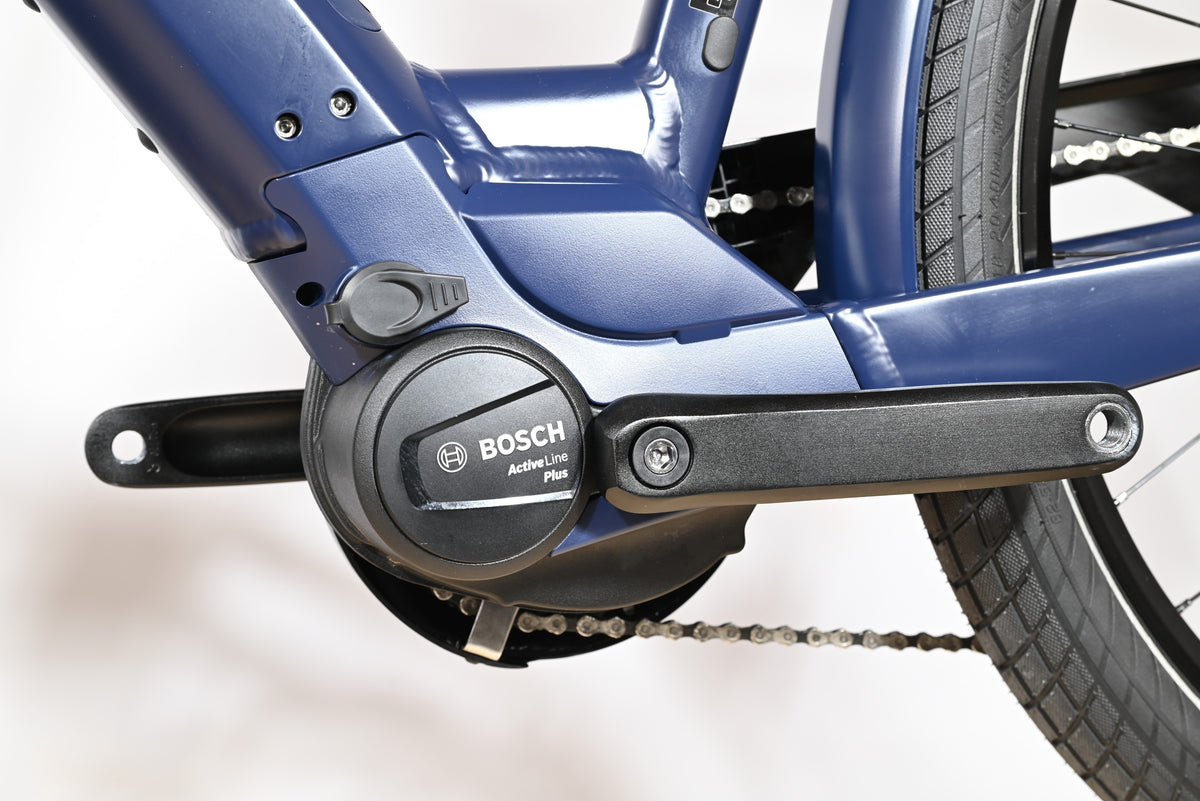 Moteur électrique Bosch Active Line Plus sur cadre de vélo bleu Loop Sports Moustache Lundi 27.6