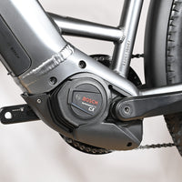 Moteur Bosch Performance Line CX sur cadre de vélo électrique gris Loop Sports Bulls Cross Evo Lite 1