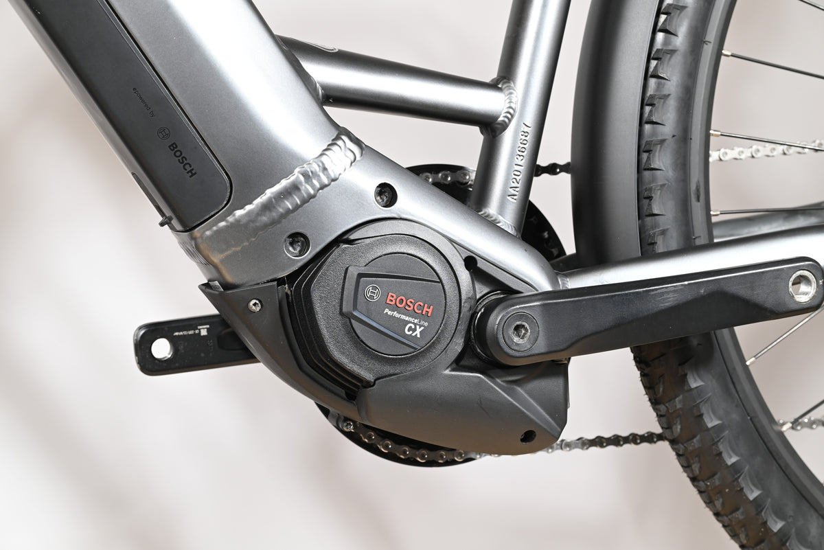 Moteur Bosch Performance Line CX sur cadre de vélo électrique gris Loop Sports Bulls Cross Evo Lite 1