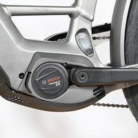 Moteur électrique Bosch Performance Line CX sur cadre de vélo électrique gris Loop Sports