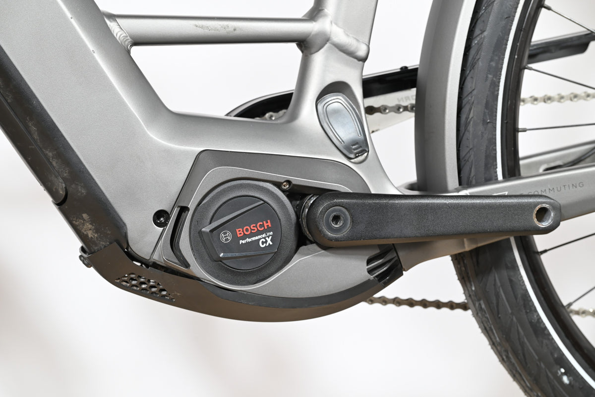 Moteur électrique Bosch Performance Line CX sur cadre de vélo électrique gris Loop Sports