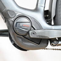 Moteur électrique Bosch Performance Line sur cadre de vélo électrique gris Loop Sports