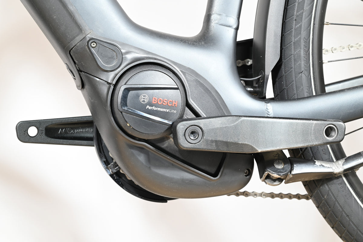 Moteur électrique Bosch Performance Line sur cadre de vélo électrique gris Loop Sports