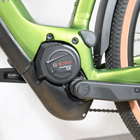 Moteur Bosch Performance Line CX sur cadre de vélo électrique vert Loop Sports Cube Nuride Hybrid Pro 750