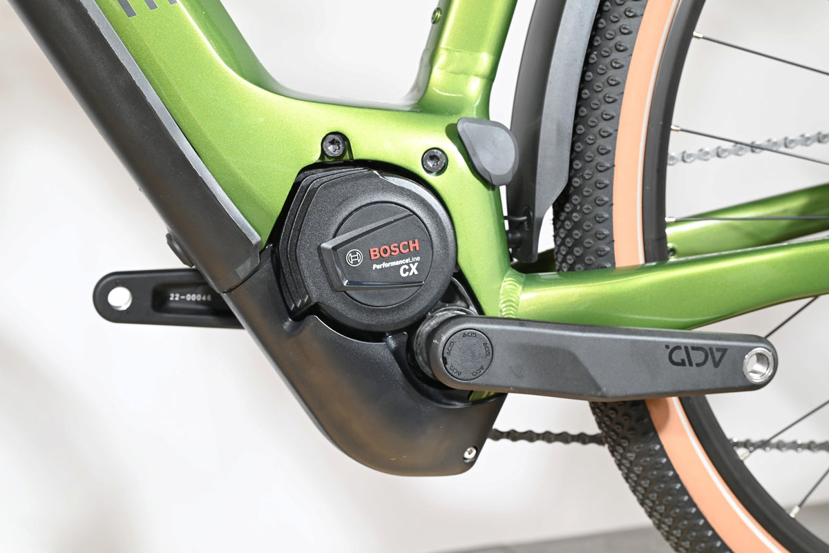Moteur Bosch Performance Line CX sur cadre de vélo électrique vert Loop Sports Cube Nuride Hybrid Pro 750