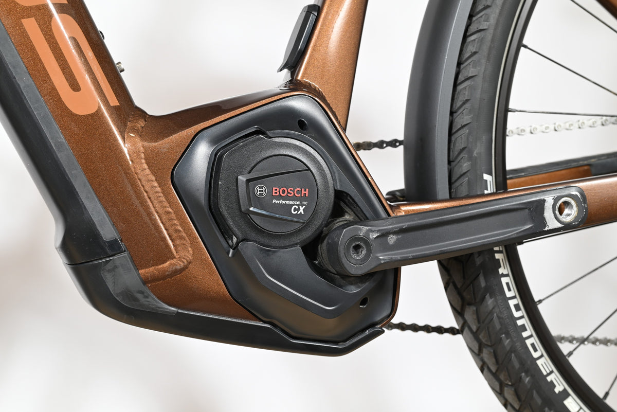 Moteur Bosch Performance Line CX sur cadre de vélo électrique marron Loop Sports