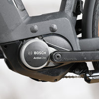 Moteur électrique Bosch Active Line noir monté sur le cadre d'un vélo Scott Sub Active 20 chez Loop Sports
