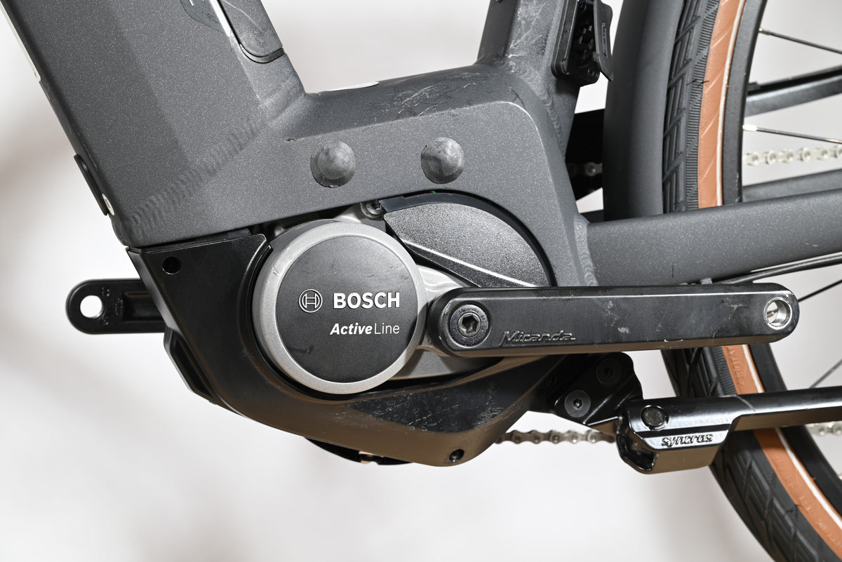 Moteur électrique Bosch Active Line noir monté sur le cadre d'un vélo Scott Sub Active 20 chez Loop Sports