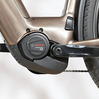 Moteur Bosch Performance Line CX sur cadre de vélo électrique Loop Sports KTM Macina Style 710 couleur bronze