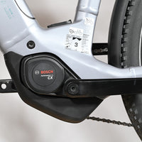 Moteur Bosch Performance Line CX sur cadre de vélo électrique gris Loop Sports Scott Axis 10