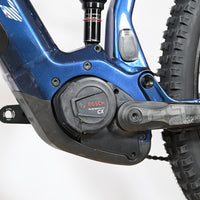 Moteur Bosch Performance Line CX sur cadre de vélo électrique bleu Sunn Charger S1 Loop Sports