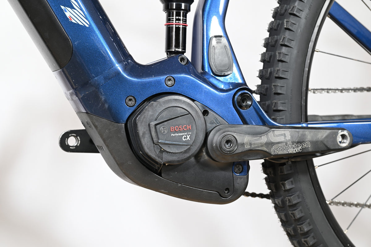 Moteur Bosch Performance Line CX sur cadre de vélo électrique bleu Sunn Charger S1 Loop Sports