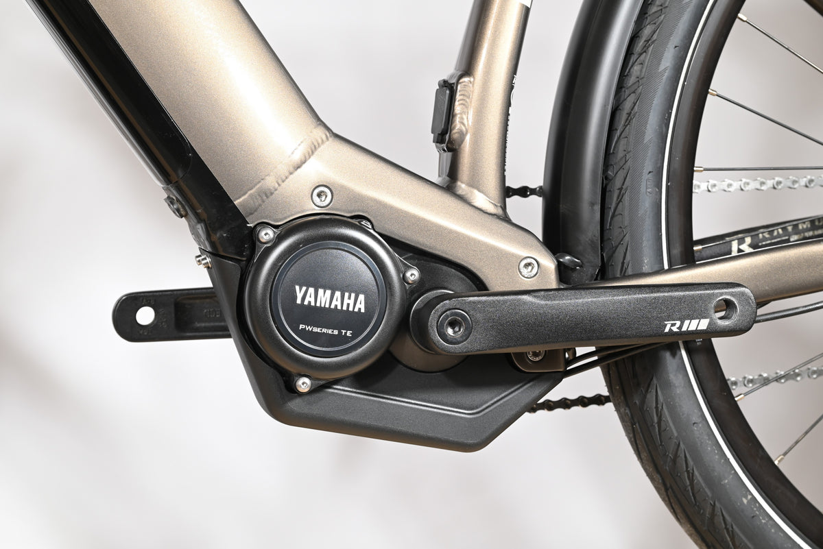 Moteur électrique Yamaha PWseries TE sur cadre de vélo électrique Loop Sports Raymon TourRay E 5.0 couleur bronze
