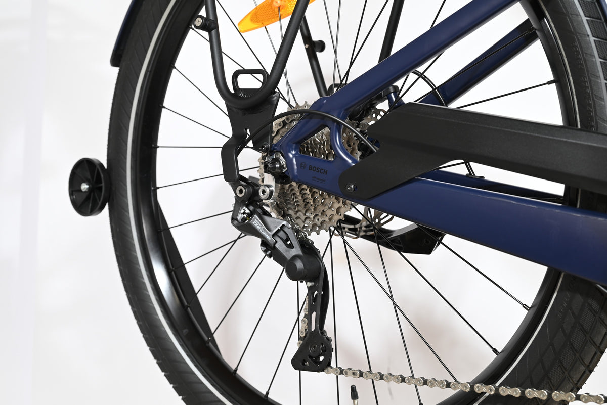 Gros plan sur la transmission et le dérailleur Shimano Deore du vélo électrique Loop Sports Moustache Lundi 27.6