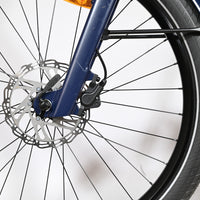 Gros plan sur la roue avant, le frein à disque et la fourche bleue du vélo électrique Loop Sports Moustache Lundi 27.6