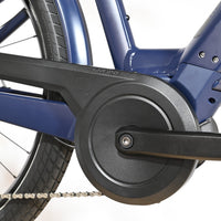 Gros plan sur le pédalier et le carter de chaîne noir du vélo électrique Loop Sports Moustache Lundi 27.6 bleu