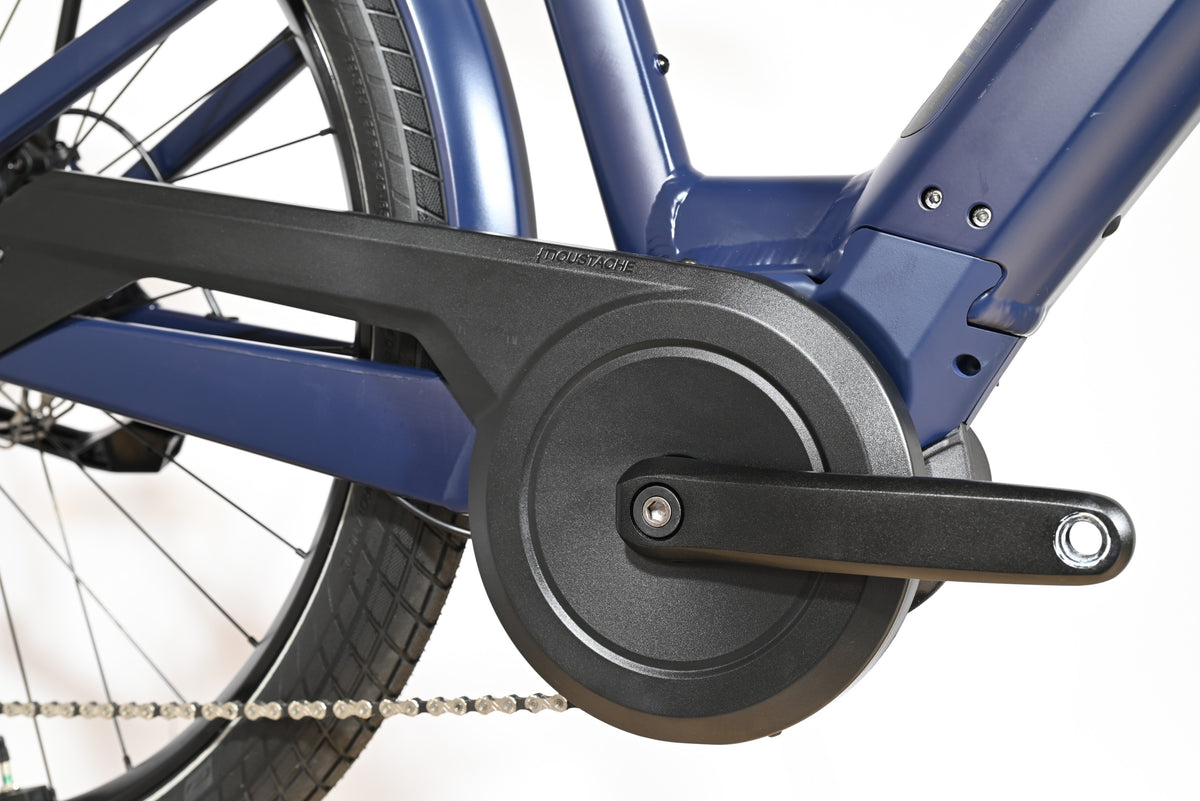 Gros plan sur le pédalier et le carter de chaîne noir du vélo électrique Loop Sports Moustache Lundi 27.6 bleu