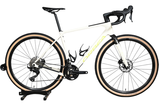 Vélo de gravel Orbea Terra M30 2025 blanc crème avec pneus à flancs beiges, présenté par Loop Sports