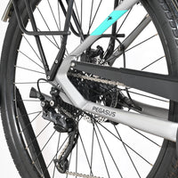 Gros plan sur la roue arrière et le dérailleur Shimano Altus du vélo électrique Loop Sports Pegasus Evo CX 750