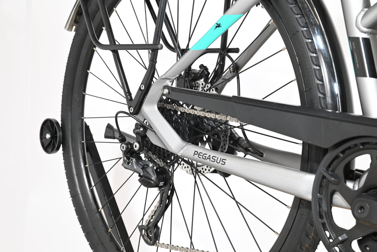 Gros plan sur la roue arrière et le dérailleur Shimano Altus du vélo électrique Loop Sports Pegasus Evo CX 750