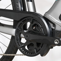 Gros plan sur le pédalier et le moteur électrique du vélo Loop Sports Pegasus Evo CX 750 gris