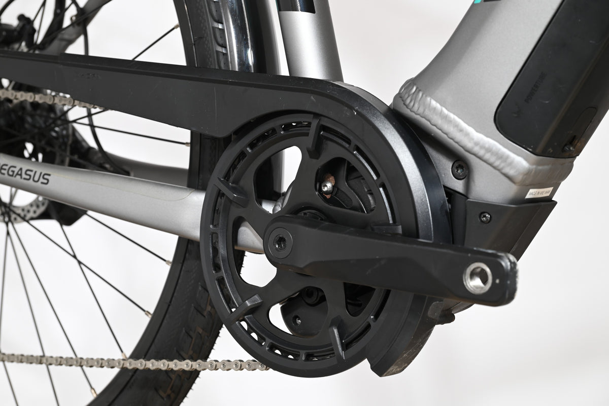 Gros plan sur le pédalier et le moteur électrique du vélo Loop Sports Pegasus Evo CX 750 gris