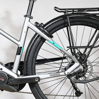 Gros plan sur la roue arrière et le cadre en aluminium argenté du vélo électrique Loop Sports Pegasus Evo CX 750