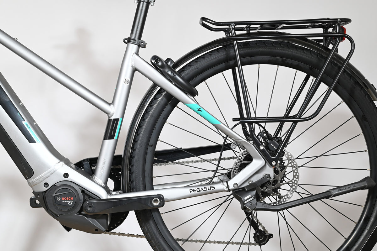 Gros plan sur la roue arrière et le cadre en aluminium argenté du vélo électrique Loop Sports Pegasus Evo CX 750