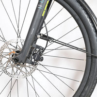 Gros plan sur la roue avant et le frein à disque du vélo électrique Loop Sports Pegasus Evo CX 750