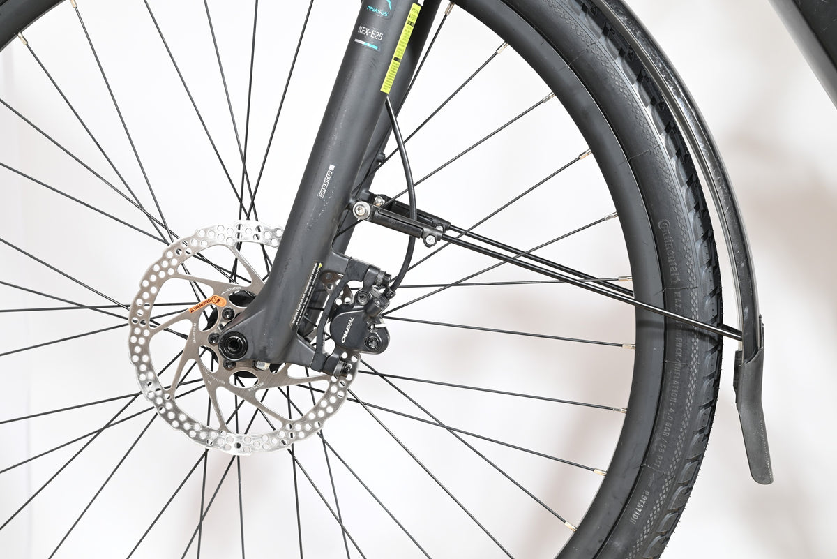 Gros plan sur la roue avant et le frein à disque du vélo électrique Loop Sports Pegasus Evo CX 750