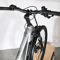 Vue rapprochée du guidon et du cadre gris du vélo électrique Loop Sports Pegasus Evo CX 750