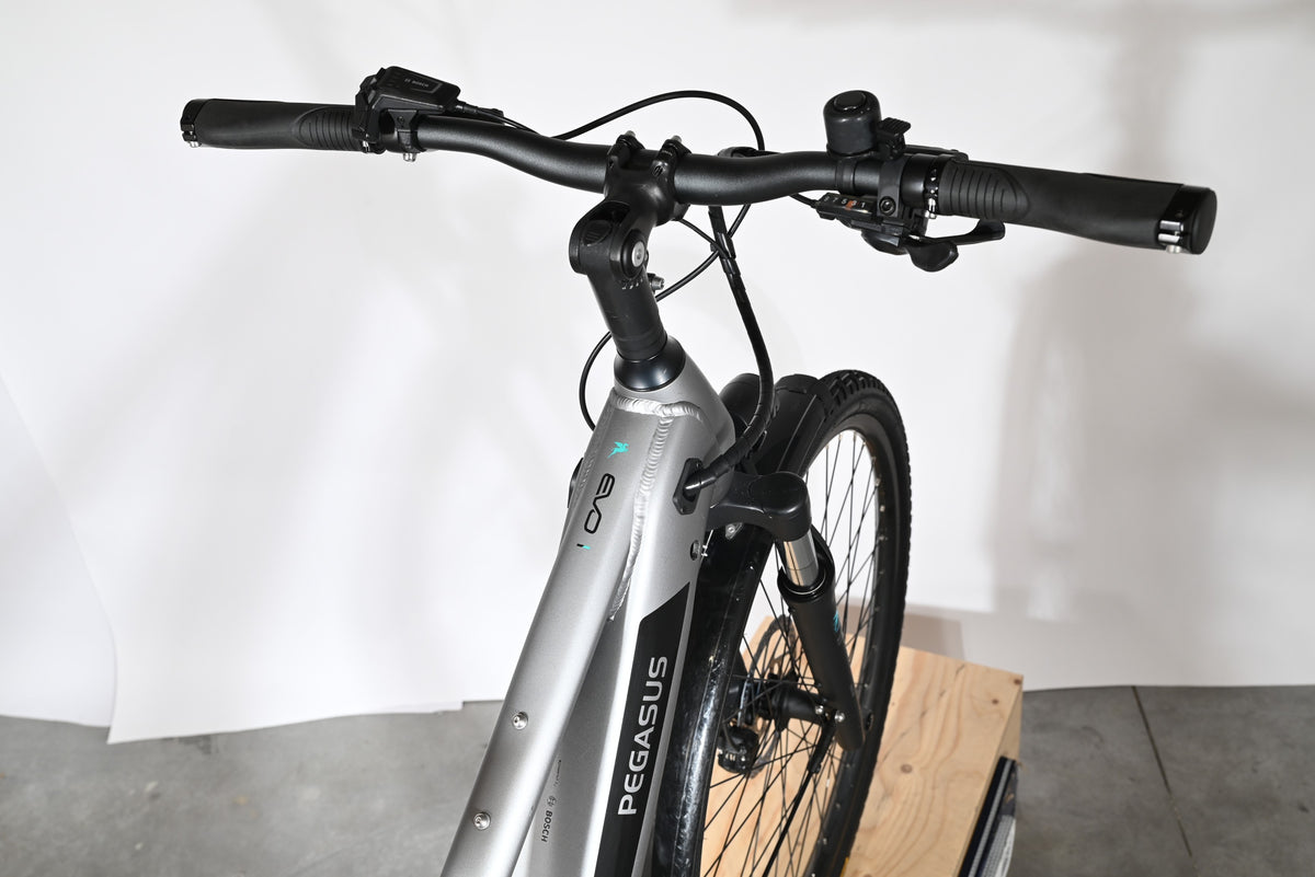 Vue rapprochée du guidon et du cadre gris du vélo électrique Loop Sports Pegasus Evo CX 750
