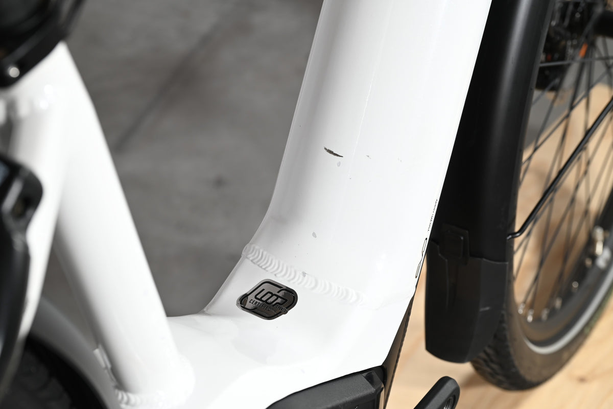 Cadre blanc de vélo électrique Pegasus Premio Evo 11 40 Years avec badge Loop Sports et légères éraflures
