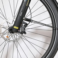 Gros plan sur le frein à disque hydraulique et la fourche avant du vélo électrique Loop Sports Pegasus Premio Evo 11