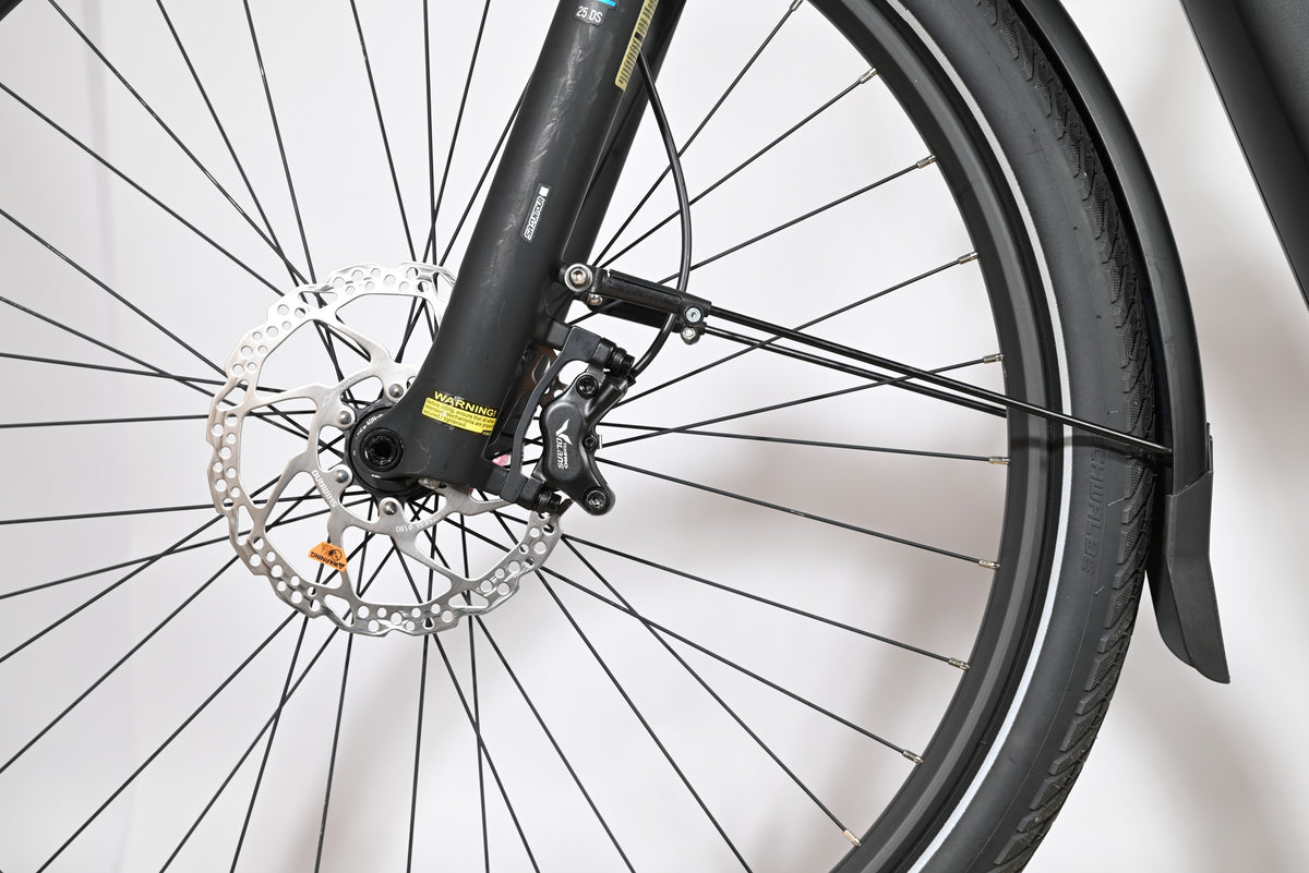 Gros plan sur le frein à disque hydraulique et la fourche avant du vélo électrique Loop Sports Pegasus Premio Evo 11