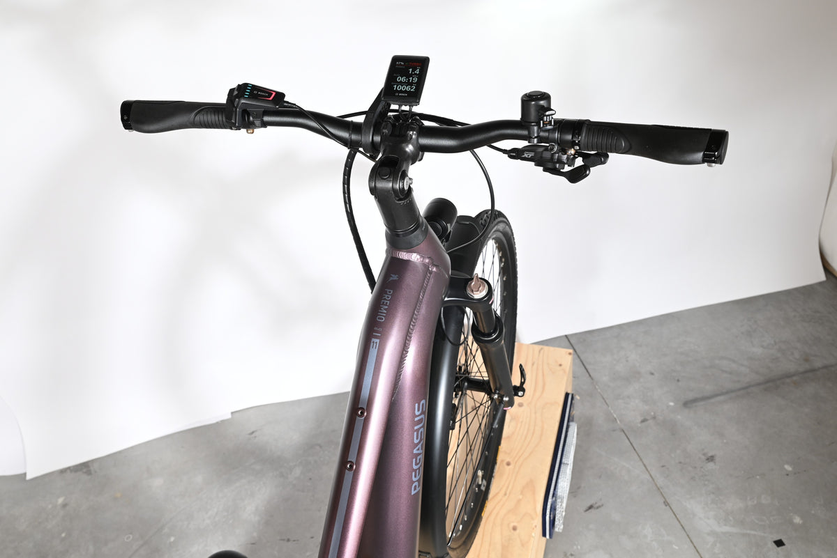 Vue plongeante du guidon et cadre violet du vélo électrique Pegasus Premio Evo 11 40 Years de Loop Sports