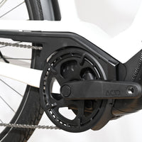 Gros plan sur le pédalier et le moteur électrique du vélo Loop Sports Pegasus Premio Evo 11 blanc