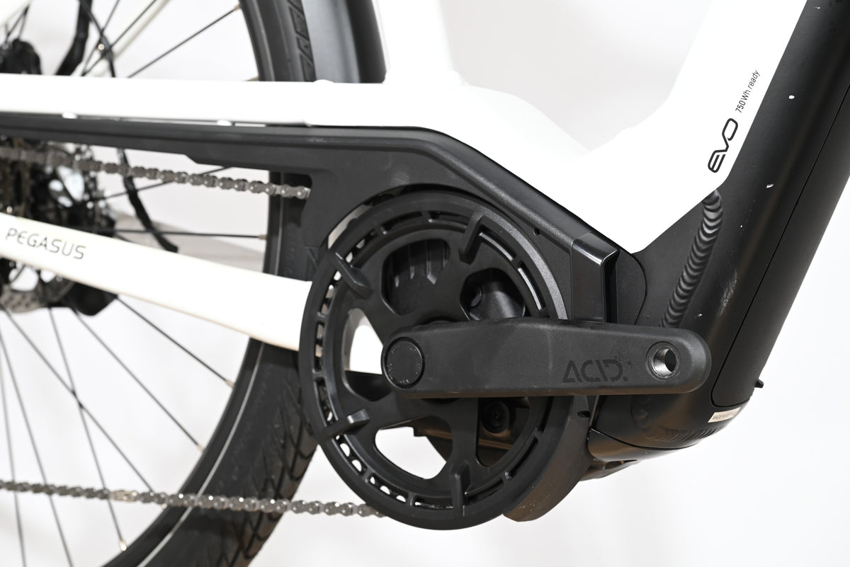 Gros plan sur le pédalier et le moteur électrique du vélo Loop Sports Pegasus Premio Evo 11 blanc