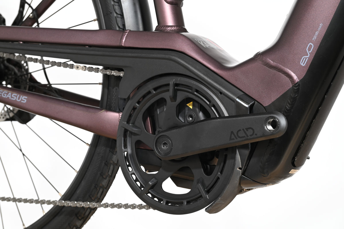 Gros plan sur le pédalier et le cadre violet métallisé du vélo électrique Loop Sports Pegasus Premio Evo 11