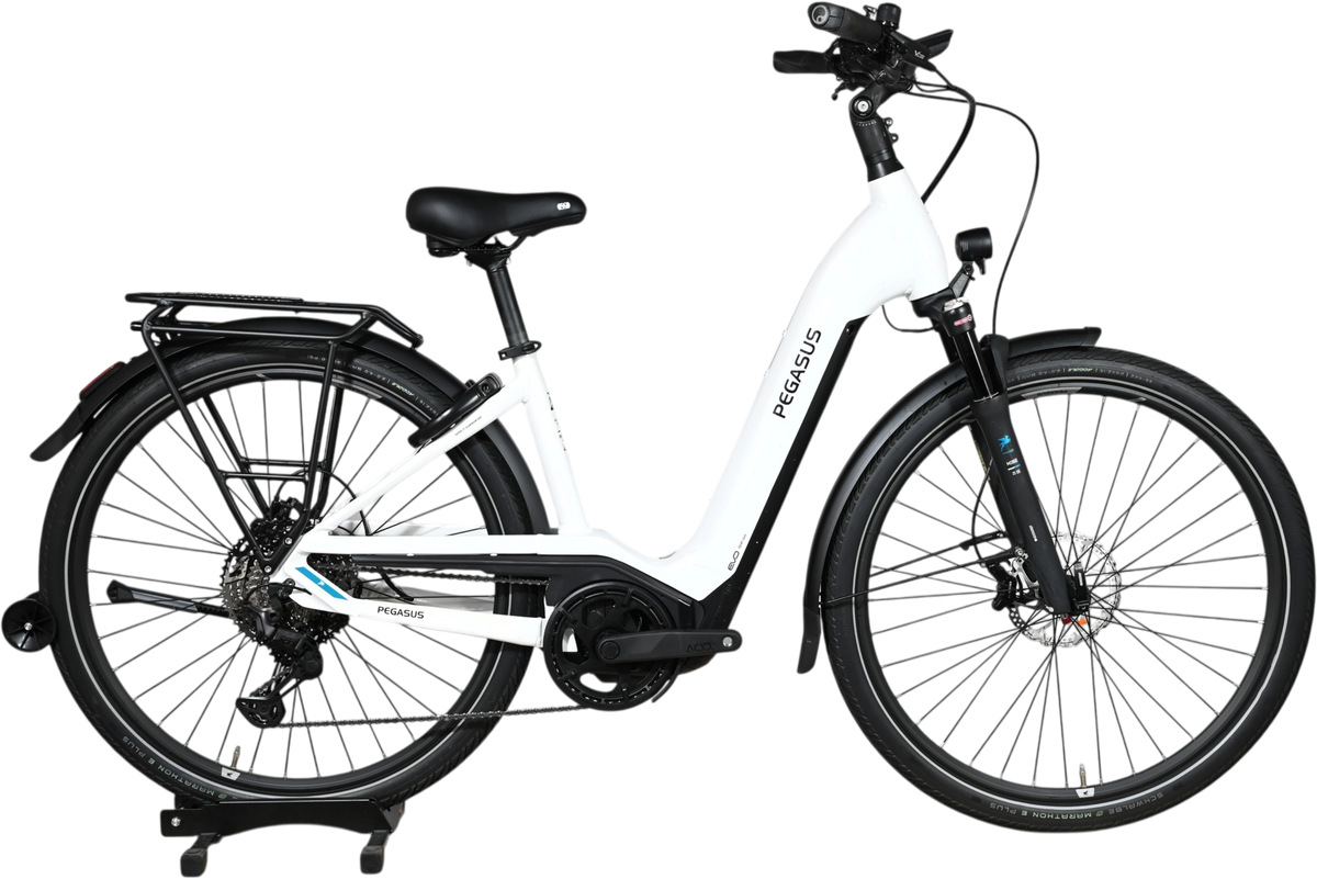 Vélo électrique Pegasus Premio Evo 11 40 Years blanc de Loop Sports avec cadre ouvert et porte-bagages arrière