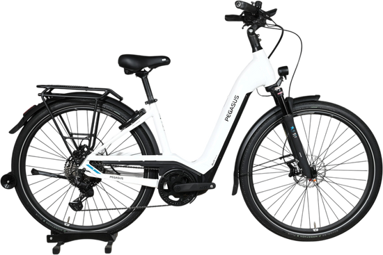 Vélo électrique Pegasus Premio Evo 11 40 Years blanc de Loop Sports avec cadre ouvert et porte-bagages arrière