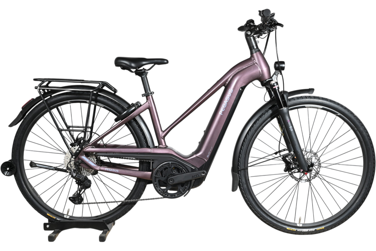 Vélo électrique Pegasus Premio Evo 11 40 Years violet de Loop Sports avec cadre ouvert et porte-bagages