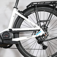 Vue latérale arrière du vélo électrique blanc Loop Sports Pegasus Premio Evo 11 avec moteur Bosch Performance CX
