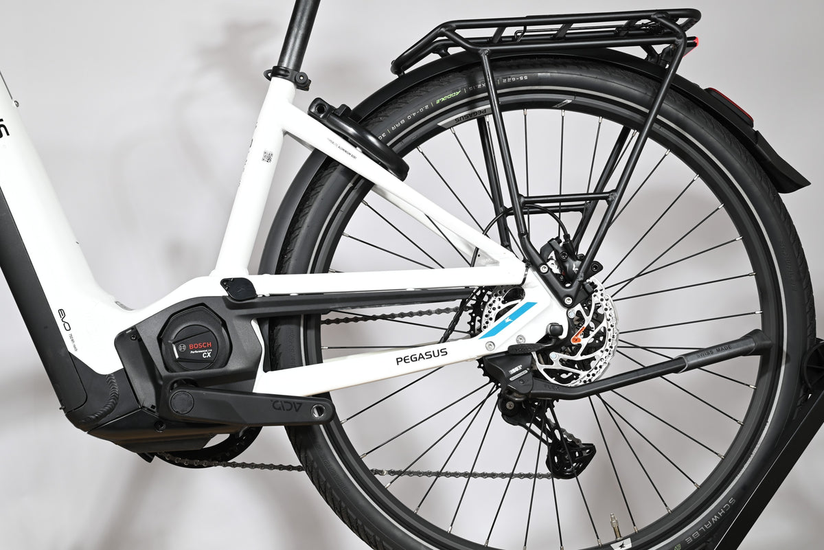 Vue latérale arrière du vélo électrique blanc Loop Sports Pegasus Premio Evo 11 avec moteur Bosch Performance CX